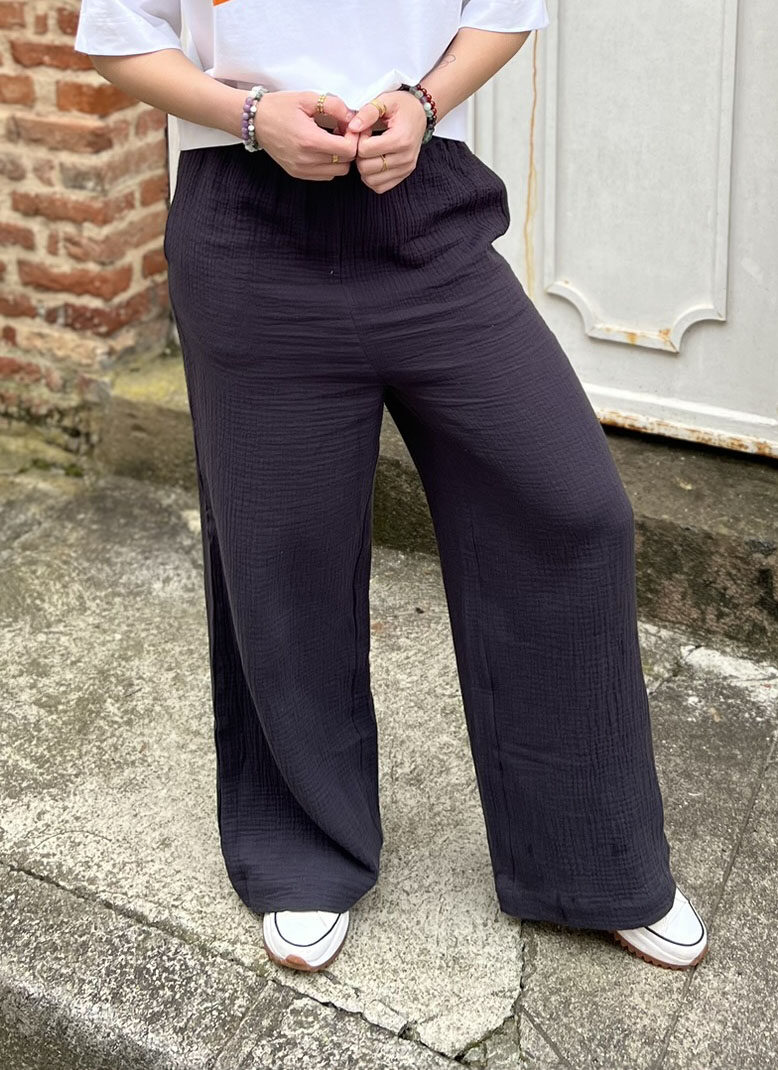 Pantalon fluide en 100% coton couleur carbone. Le pantalon a une taille élastique ce qui lui donne un confort++